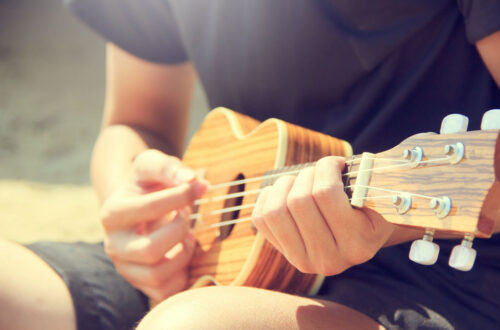 Ukulele lernen am Strand