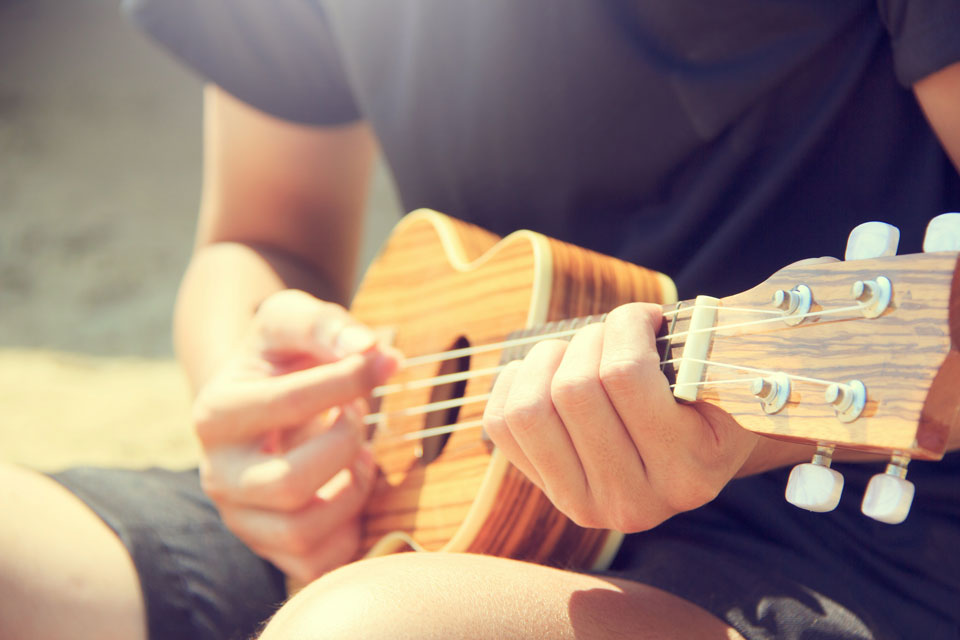 Ukulele lernen am Strand