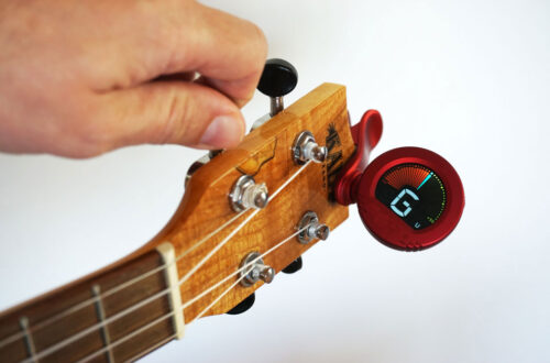 Ukulele stimmen mit Clip On Tuner