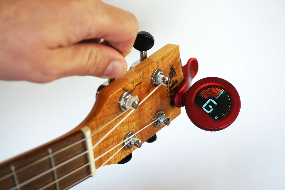 Ukulele stimmen mit Clip On Tuner