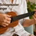 Hand spielt ein Schlagmuster auf einer Ukulele