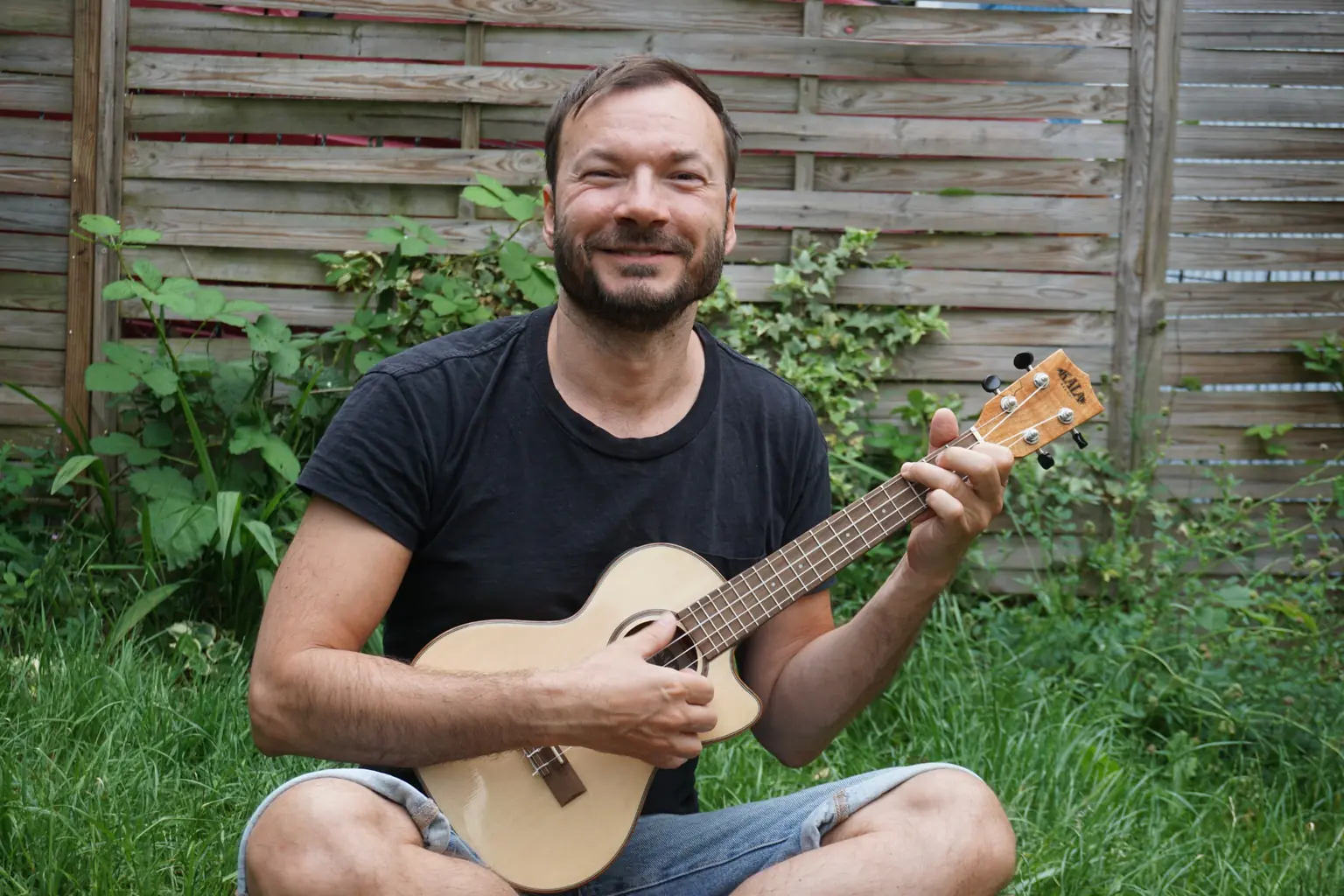 Ukulele richtig halten – Sitzhaltung und Handposition