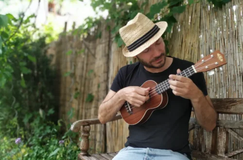 Ukulele spielen lernen – Anfänger spielt Ukulele im Garten