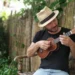 Ukulele spielen lernen – Anfänger spielt Ukulele im Garten